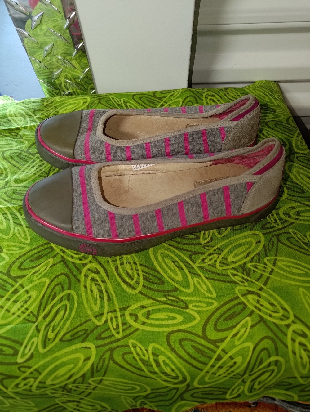 UGG Australia Women's 1796 Neema Gray Pink Striped Flats US 6 - Picture 4 of 15